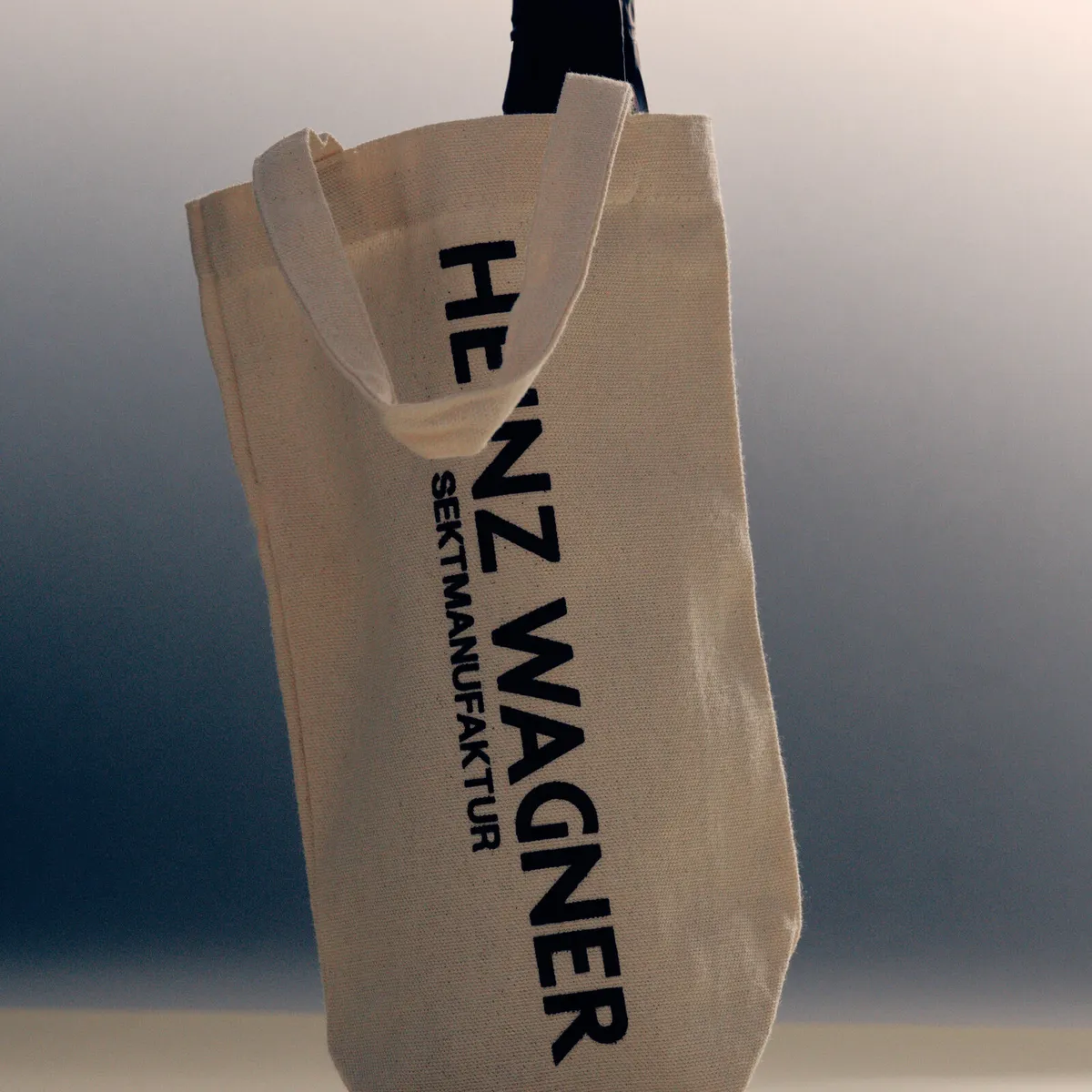 Heinz Wagner cotton gift bag with a bottle, front